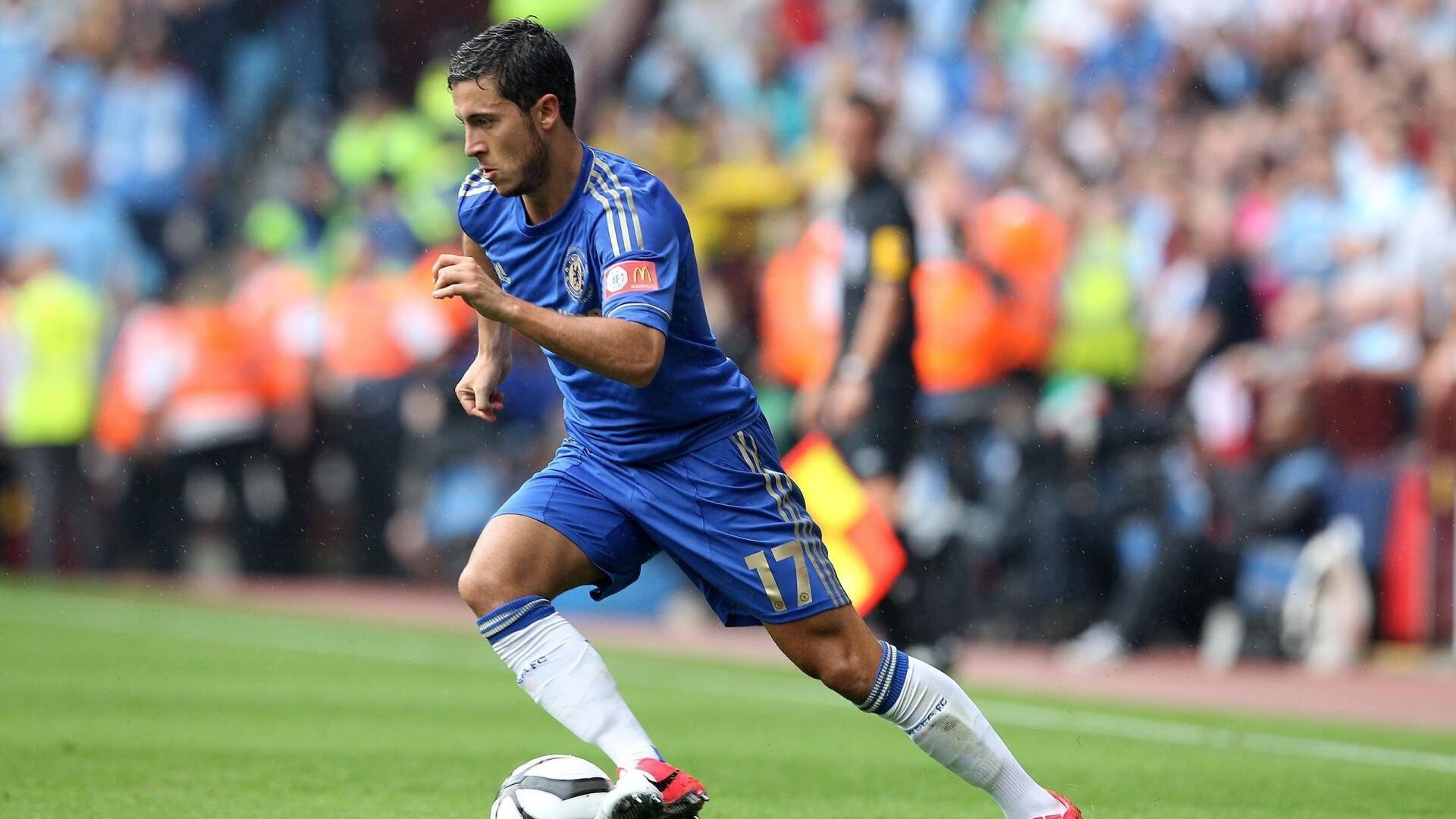 球员在比赛中展现高超技艺，带领球队获胜，球员在赛场上挥洒的青春的汗水